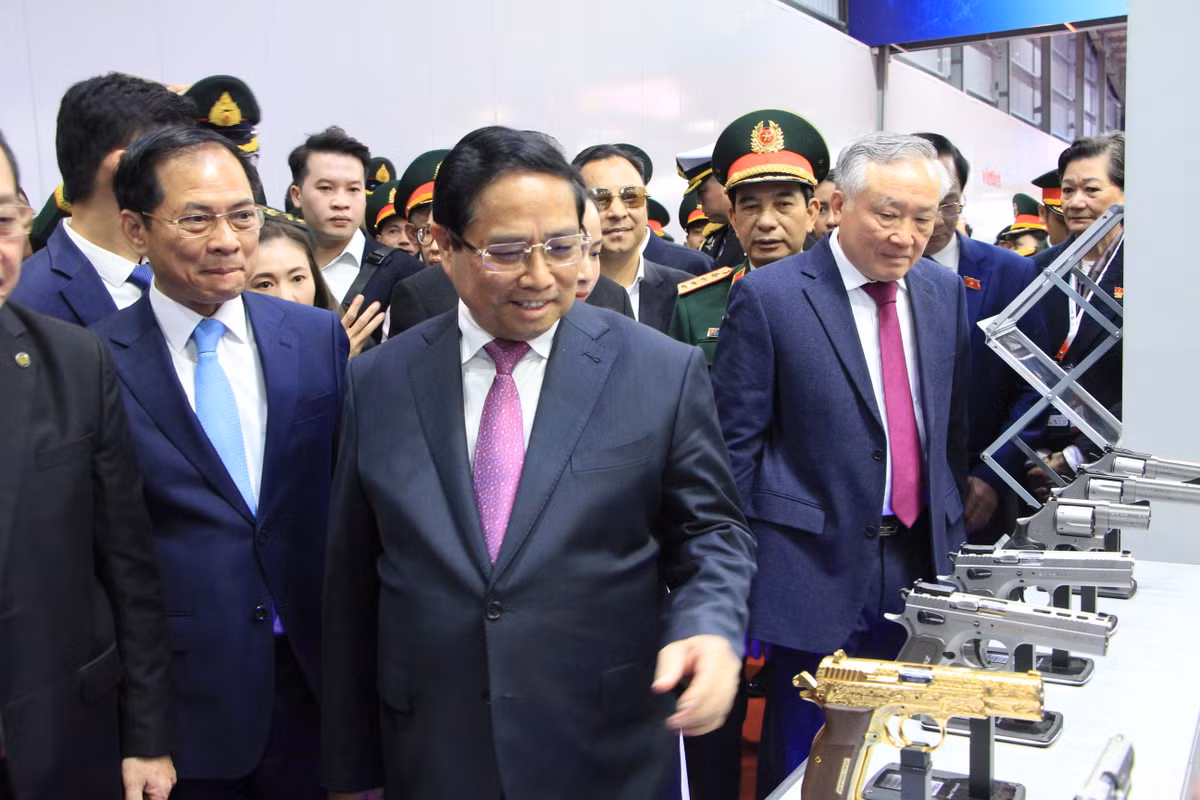 Thủ tướng Phạm Minh Chính cũng hào hứng khi thăm quan tại các gian trang thiết bị thông tin liên lạc sẽ bao gồm trang thiết bị phòng chống vũ khí hóa học; vũ khí, trang bị cho lực lượng đặc nhiệm; các thiết bị tác chiến điện tử; robot trinh sát và chiến đấu trên không, mặt đất, mặt nước và dưới nước..