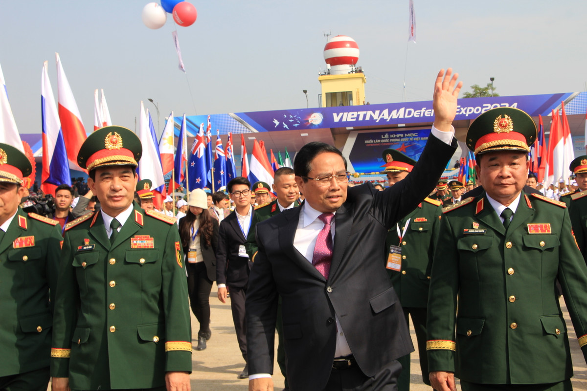 Tại chương trình, Thủ tướng Phạm Minh Chính đã trực tiếp thăm quan không gian trưng bày vũ khí, khí tài quân sự.