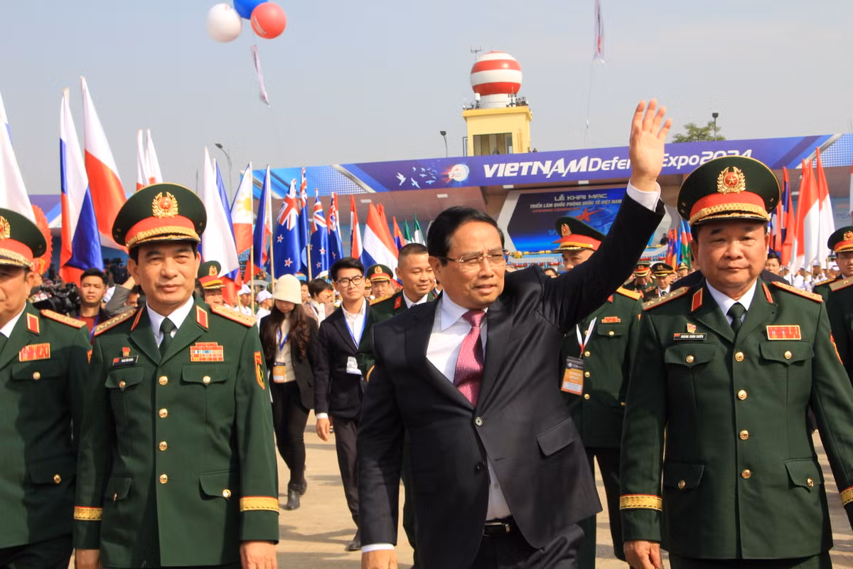 Tại chương trình, Thủ tướng Phạm Minh Chính đã trực tiếp thăm quan không gian trưng bày vũ khí, khí tài quân sự.