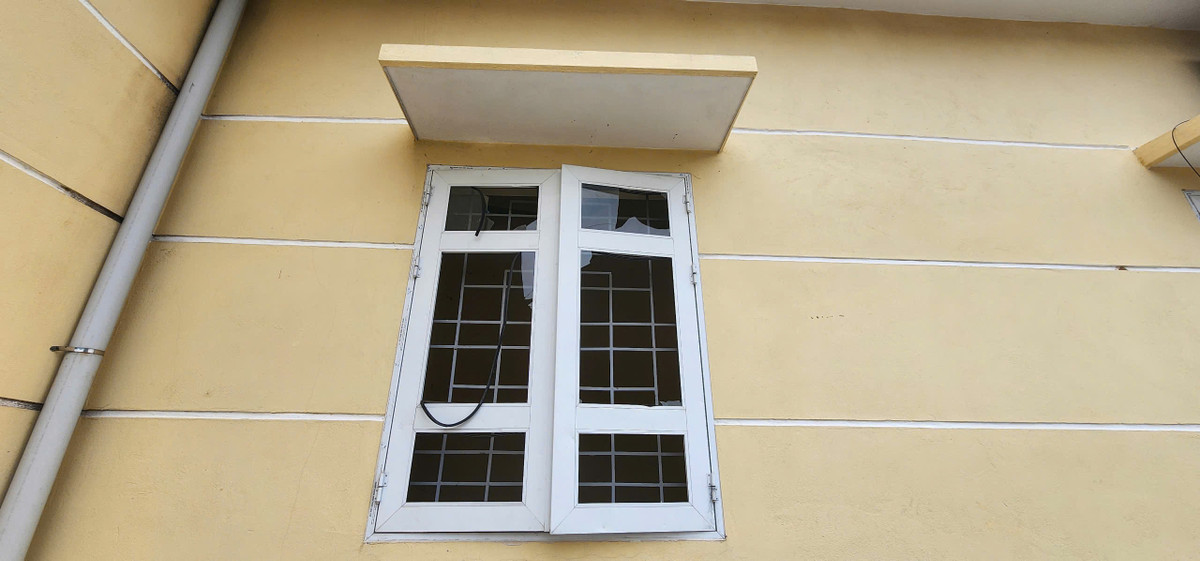 Những cánh cửa sổ đã bị "rụng rời" kính.