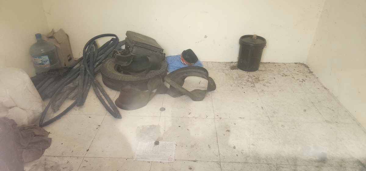 Nhếch nhác trong căn phòng chuyên môn của bến xe.