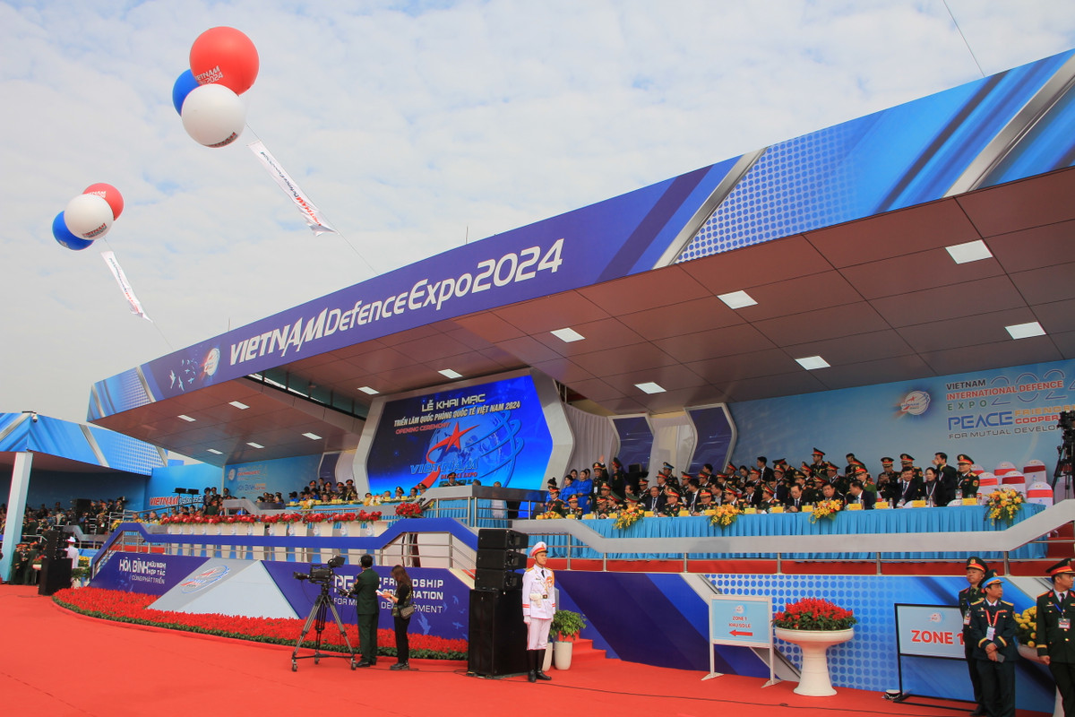 Sáng 19/12, tại sân bay Gia Lâm (quận Long Biên, Hà Nội), Bộ Quốc phòng đã chính thức tổ chức khai mạc triển lãm Quốc phòng quốc tế Việt Nam 2024 (Viet Nam International Defence Expo 2024).