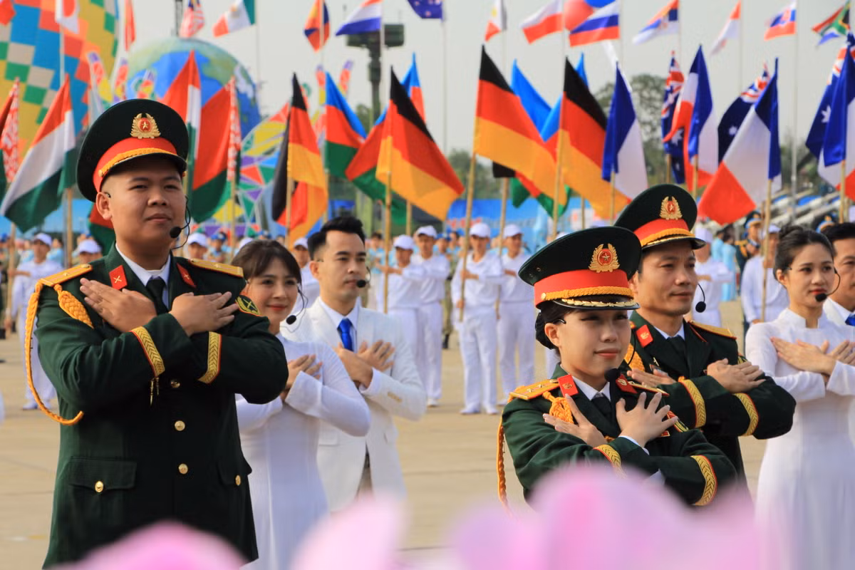 Niềm tự hào dân tộc thể hiện rõ trên khuôn mặt của các nghệ sĩ, quân nhân.