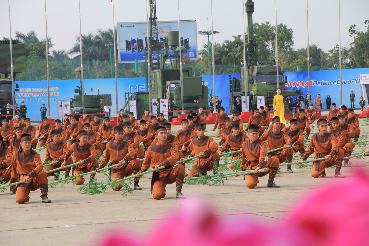 Mở đầu lễ khai mạc là màn biểu diễn của hàng trăm nghệ sĩ với hình tượng cây tre Việt Nam.