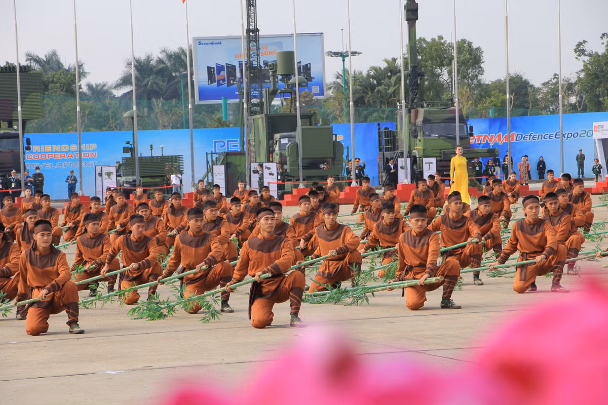 Mở đầu lễ khai mạc là màn biểu diễn của hàng trăm nghệ sĩ với hình tượng cây tre Việt Nam.