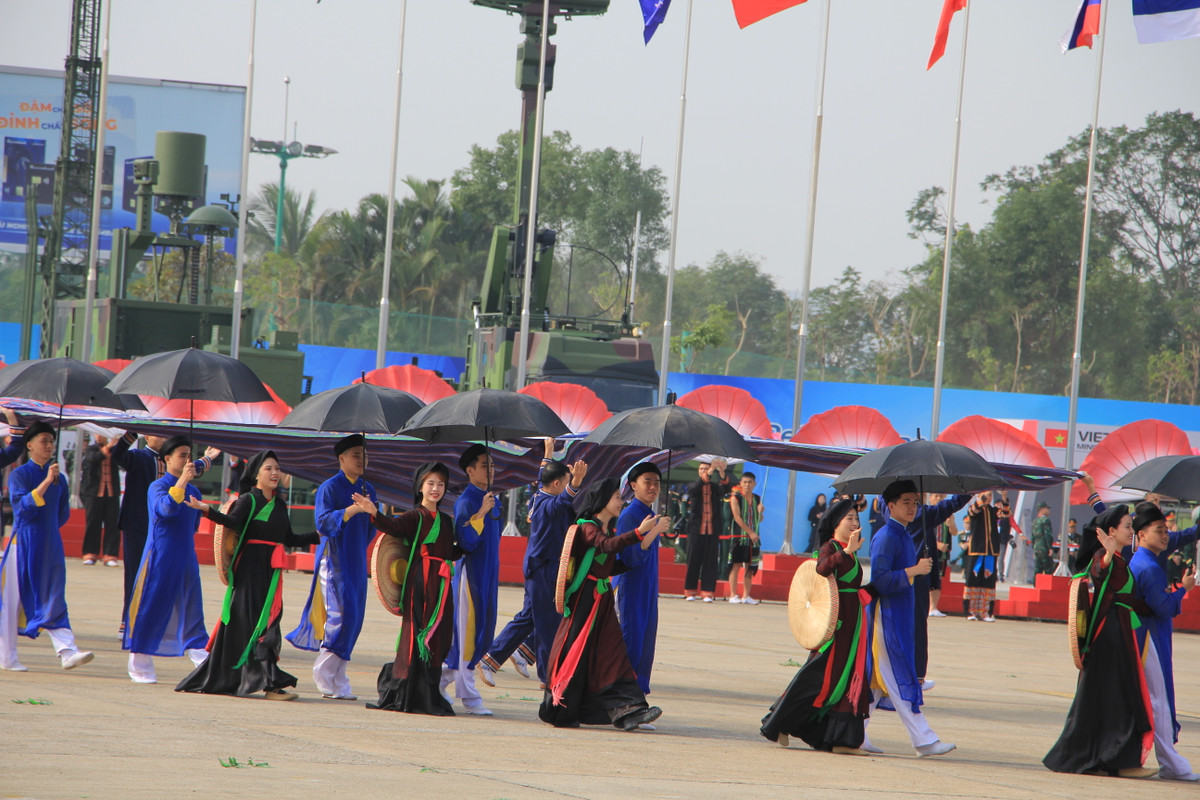 Các liền anh, liền chị quan họ Bắc Ninh tạo ấn tượng với người xem với làn điệu dân ca nhẹ nhàng, đậm đà bản sắc.