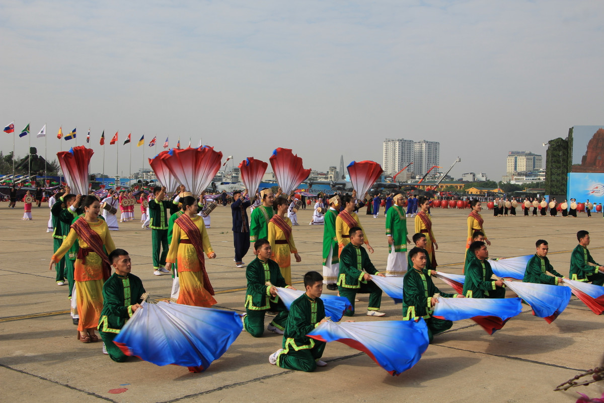 Điệu múa và nhảy của đồng bào dân tộc thiểu số miền Trung được trình diễn.