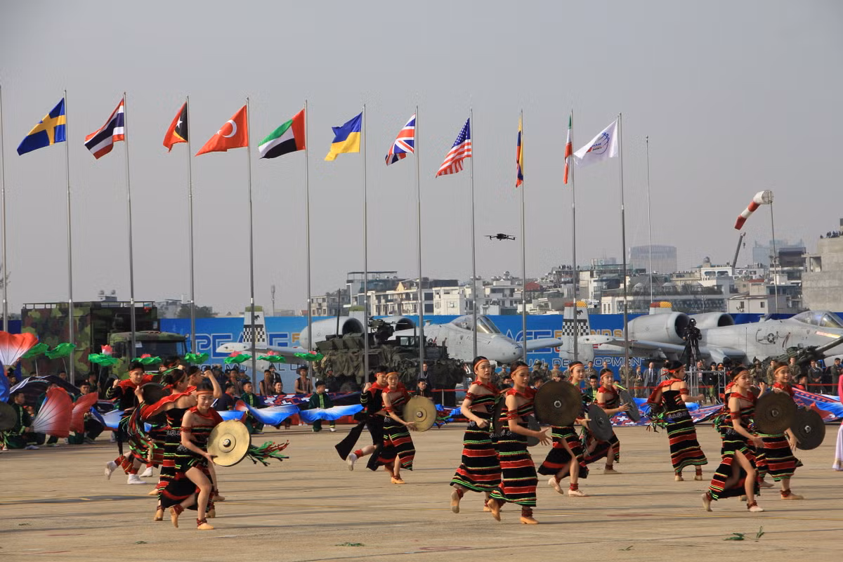 Tiếng cồng chiêng Tây Nguyên vang dội trong màn biểu diễn nghệ thuật.