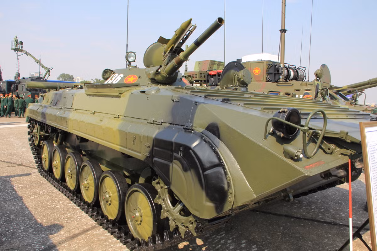 Xe BMP-1 với kip 3 người được Quân đội Việt Nam đưa ra giới thiệu.