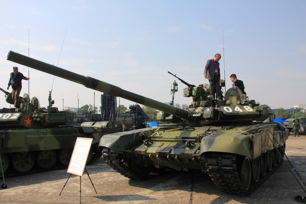 Xe tăng chiến đấu chủ lực T-90S/SK do Nga chế tạo, được trang bị pháo chính nòng trơn 2A46M5 cỡ 125mm, súng máy phòng không 12,7mm, lớp giáp phản ứng nổ, hệ thống áp chế điện tử... Đây được coi là dòng xe tăng có khả năng tấn công và bảo vệ hàng đầu thế giới.