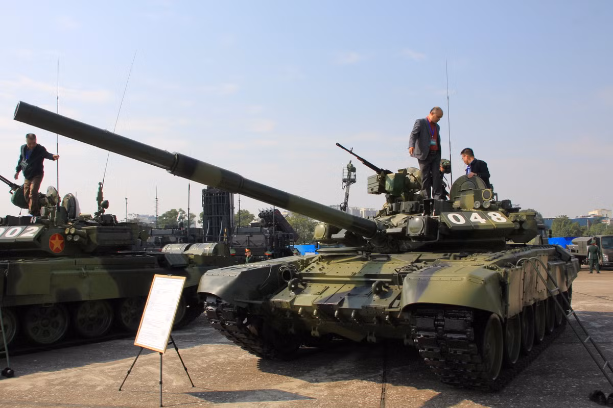 Xe tăng chiến đấu chủ lực T-90S/SK do Nga chế tạo, được trang bị pháo chính nòng trơn 2A46M5 cỡ 125mm, súng máy phòng không 12,7mm, lớp giáp phản ứng nổ, hệ thống áp chế điện tử... Đây được coi là dòng xe tăng có khả năng tấn công và bảo vệ hàng đầu thế giới.