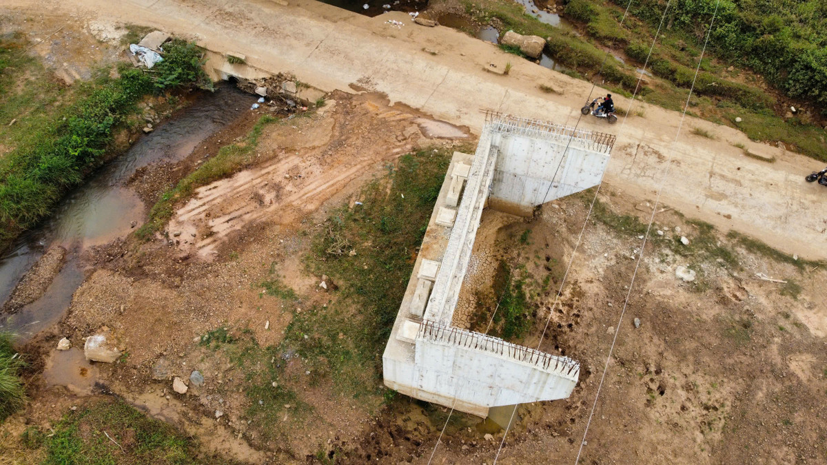 Ngoài ra, Dự án mất nhiều thời gian để thực hiện các trình tự, thủ tục liên quan chuyển đổi mục đích sử dụng rừng, mục đích sử dụng đất, thủ tục khai thác khoáng sản làm vật liệu đất đắp; công tác giải phóng mặt bằng gặp nhiều khó khăn...