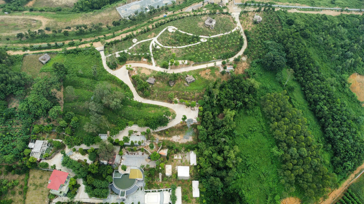 "Biệt thự” trái phép trên Đồi 76: Lãnh đạo huyện Quốc Oai “khó bảo” cấp dưới?- kỳ 3 Khu vực đồi 76, xã Hoà Thạch, huyện Quốc Oai bị "xẻ thịt", vi phạm về đất đai, trật tự xây dựng, nhưng chưa được xử lý dứt điểm. Ảnh: Hữu Tuấn.