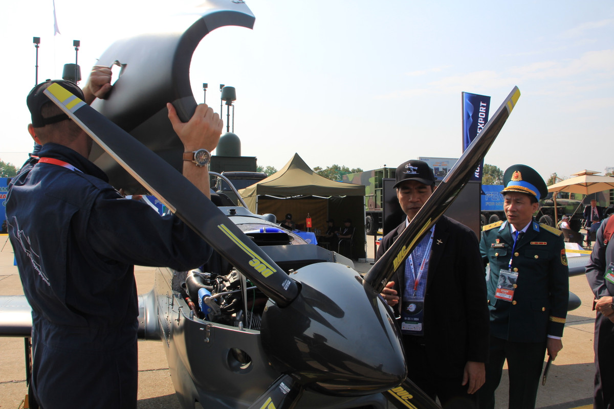 Đáng chú ý, phần còn lại bao gồm các cấu trúc thân, cánh, càng và phụ kiện được sản xuất và lắp ráp hoàn toàn tại nhà máy của Flying Legend Vietnam ở tỉnh Vĩnh Phúc. Ảnh: Hữu Tuấn.