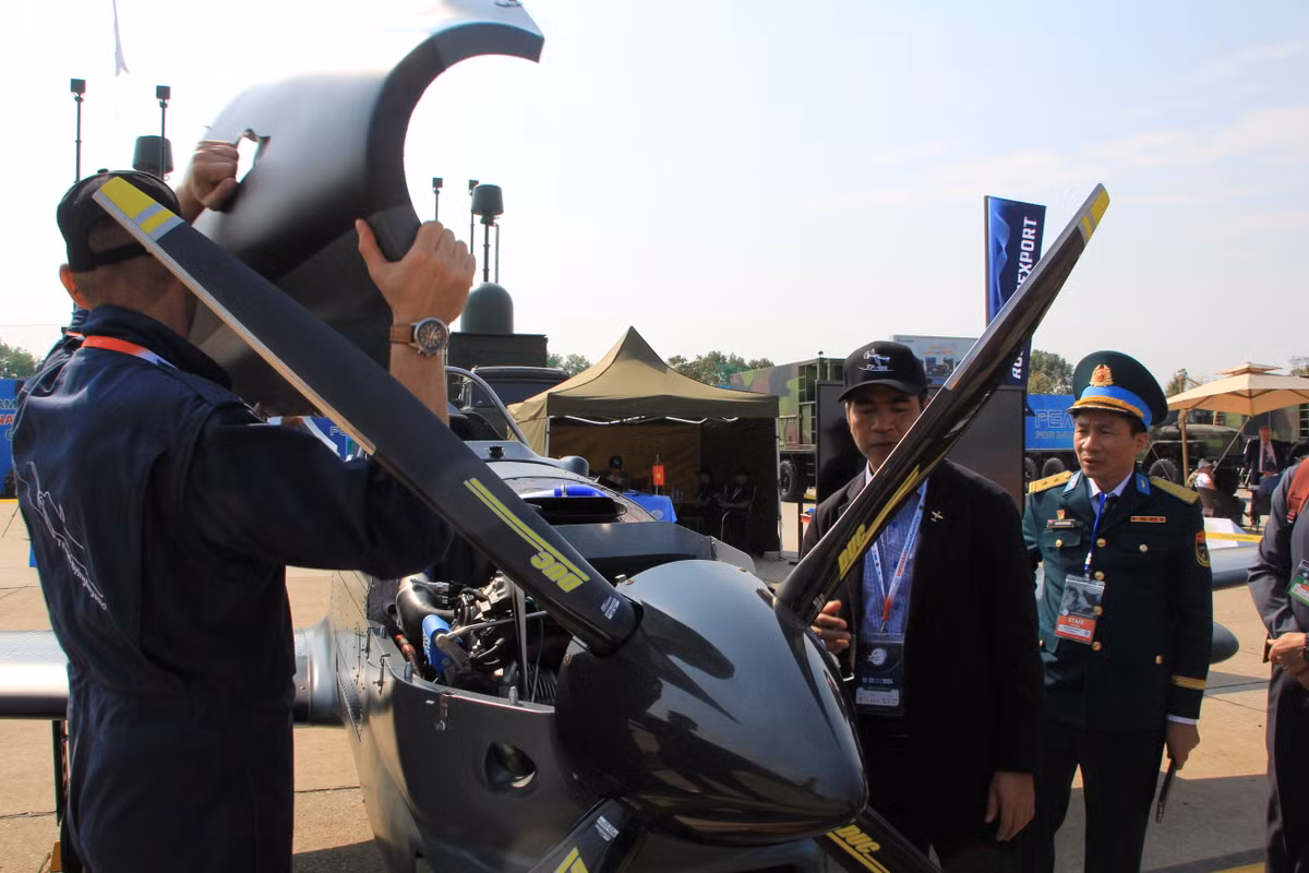 Đáng chú ý, phần còn lại bao gồm các cấu trúc thân, cánh, càng và phụ kiện được sản xuất và lắp ráp hoàn toàn tại nhà máy của Flying Legend Vietnam ở tỉnh Vĩnh Phúc. Ảnh: Hữu Tuấn.