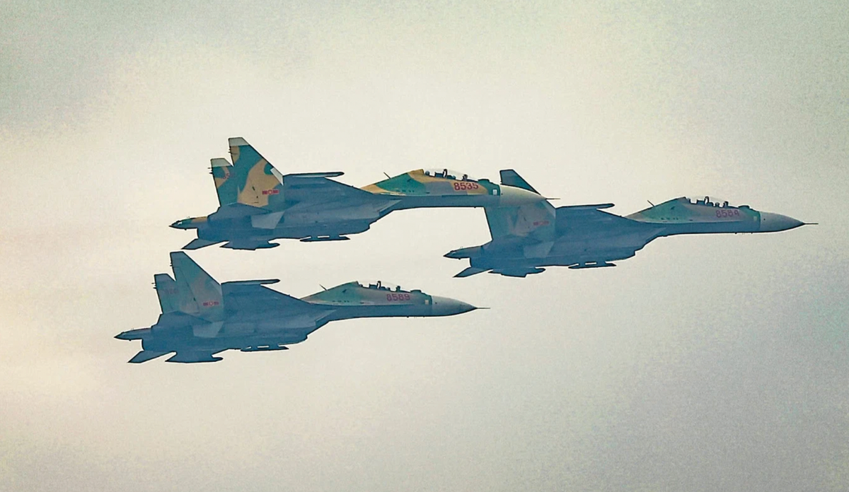 bay qua lễ đài, cùng lúc nhả đạn mồi bẫy tên lửa trên bầu trời.