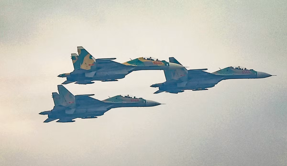 bay qua lễ đài, cùng lúc nhả đạn mồi bẫy tên lửa trên bầu trời.