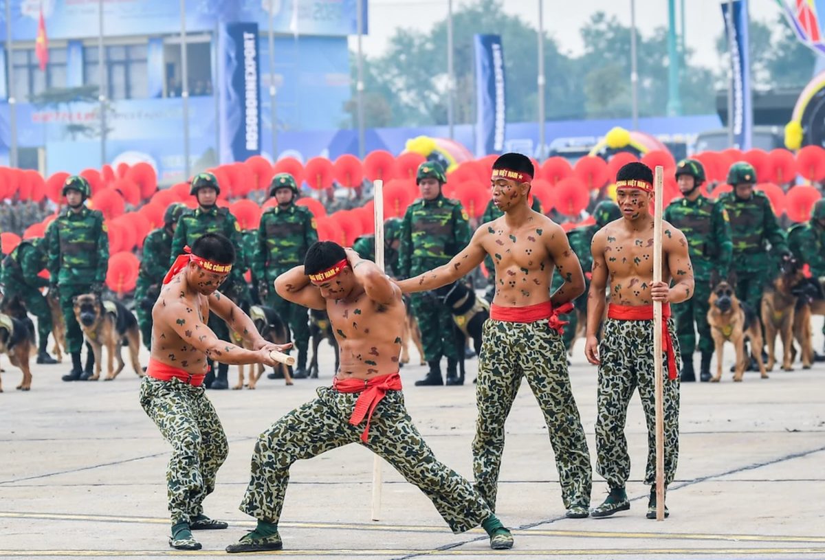 Màn biểu diễn ấn tượng của các chiến sĩ đặc công.