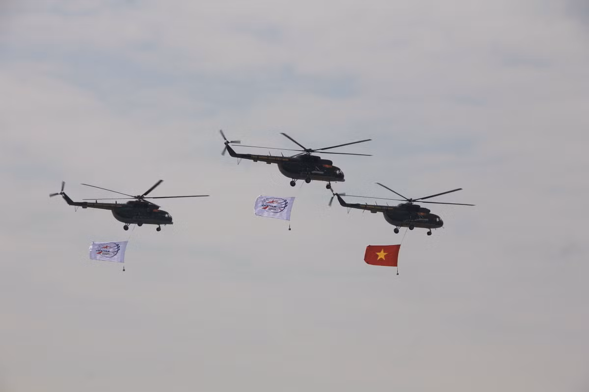 Mở màn chương trình triển lãm là nhóm trực thăng vũ trang mang theo cờ tiến vào theo đội hình mũi tên.