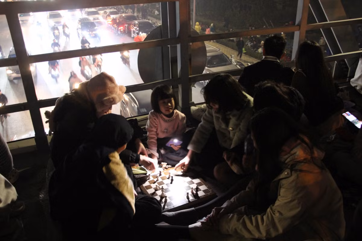 Bàn cờ cũng được bày ra để chơi chờ đến khi khai hỏa pháo hoa.