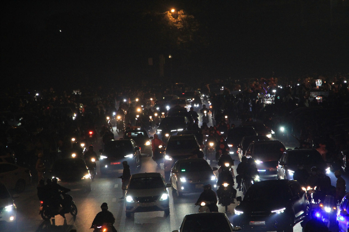 Toàn bộ tuyến đường Lê Đức Thọ - Lê Quang Đạo bị ùn ứ, phương tiện di chuyển khó khăn. Một phần đường đã bị các chủ phương tiện chiếm dụng để dừng đỗ xe càng khiến khu vực sân vận động Mỹ Đình "nghẹt thở".