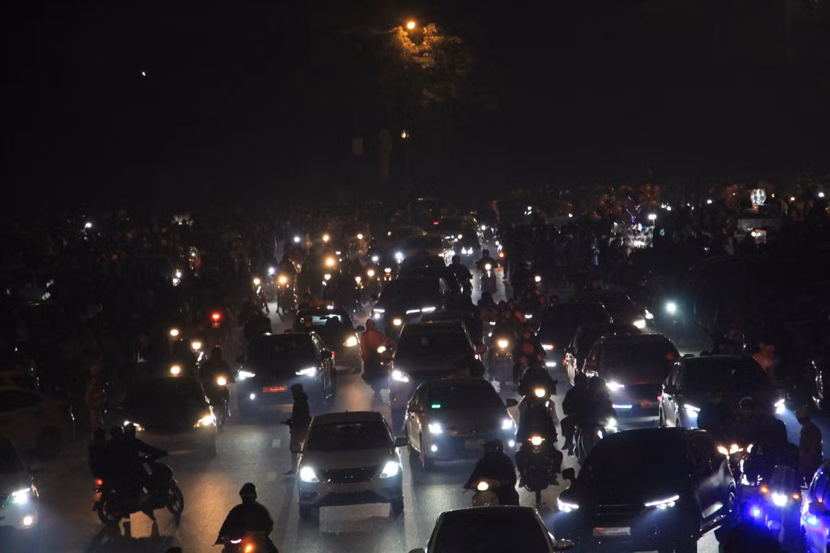 Toàn bộ tuyến đường Lê Đức Thọ - Lê Quang Đạo bị ùn ứ, phương tiện di chuyển khó khăn. Một phần đường đã bị các chủ phương tiện chiếm dụng để dừng đỗ xe càng khiến khu vực sân vận động Mỹ Đình "nghẹt thở".