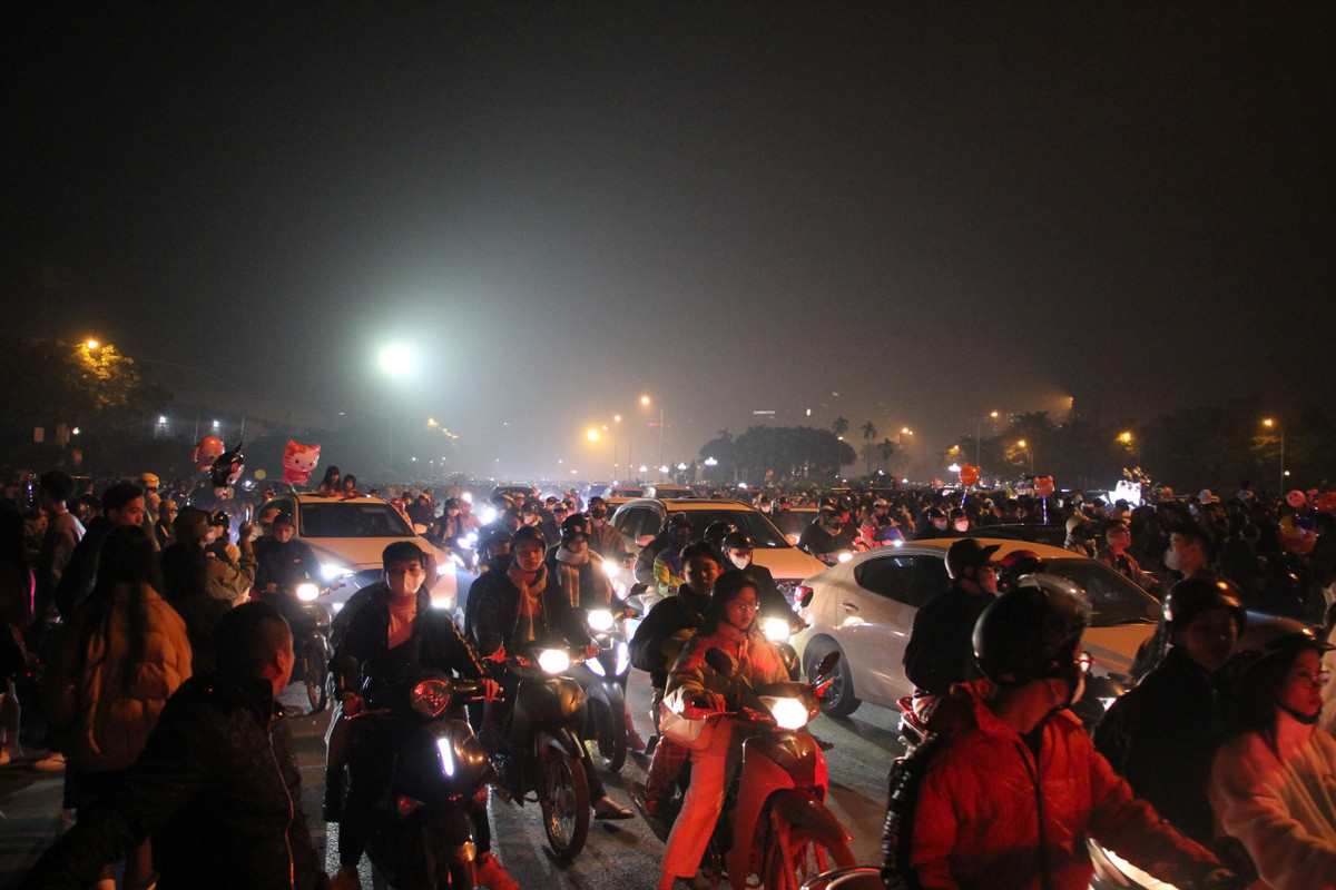 Khoảng 23h tối, lượng người và phương tiện càng đổ dồn gần về khu vực bắn pháo hoa - đường đua F1.