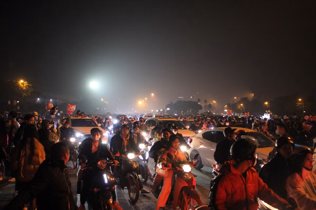 Khoảng 23h tối, lượng người và phương tiện càng đổ dồn gần về khu vực bắn pháo hoa - đường đua F1.