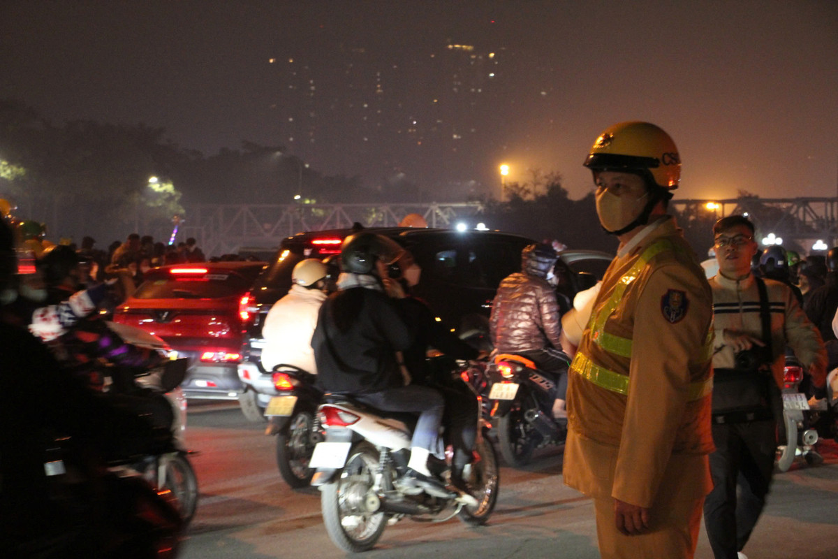 Lực lượng CSGT căng mình điều tiết, phân luồng giao thông.