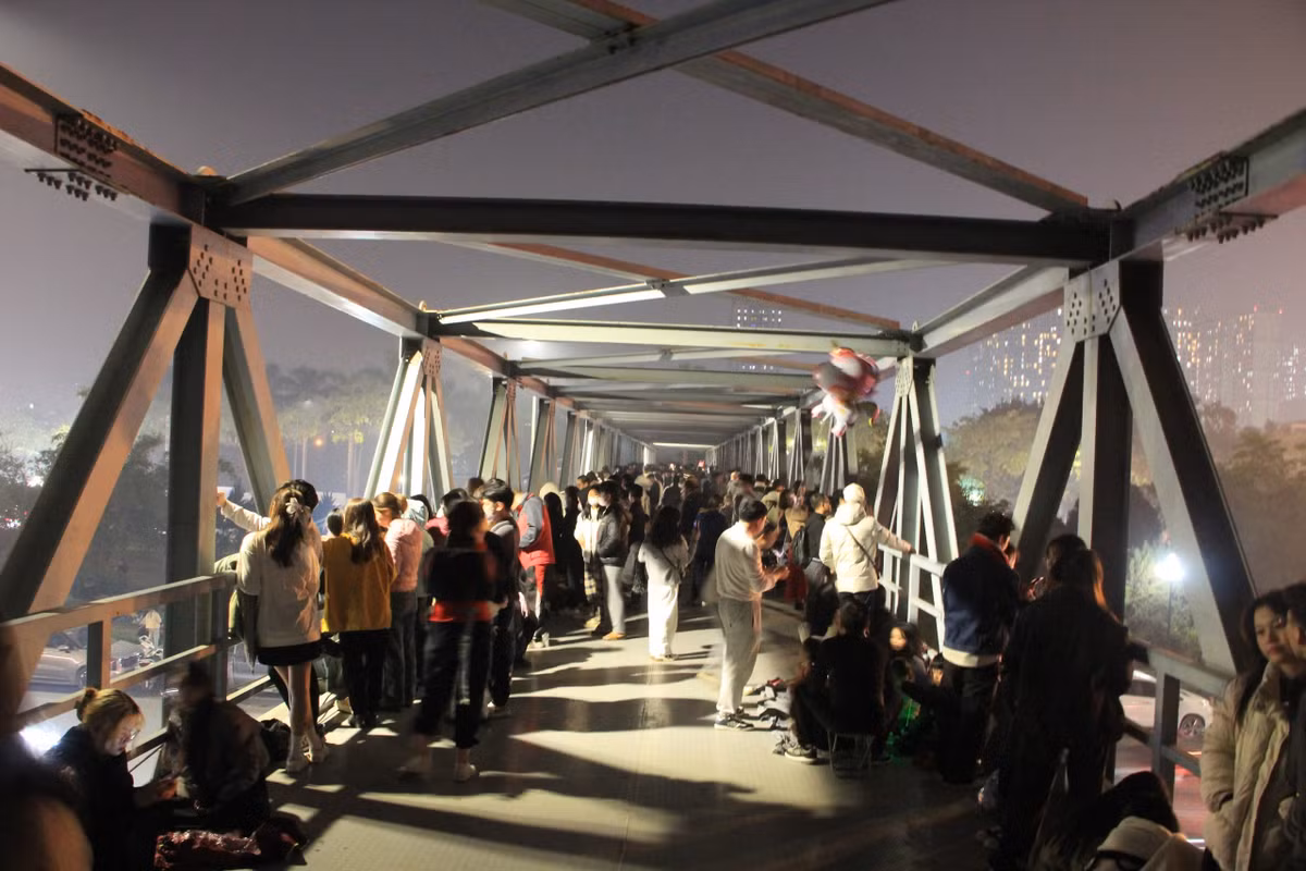 Hàng trăm người đứng dồn trong thời gian lâu trên cây cầu vượt thép. Vị trí này được nhiều người chen lấn vì được xem là nơi ngắm pháo hoa đẹp nhất.