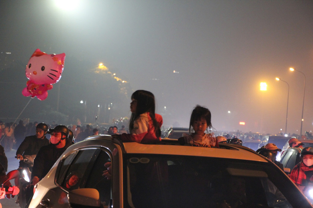 Đông đảo trẻ em được phụ huynh đưa đến đây để ngắm pháo hoa và cùng nhau đón chào năm mới.