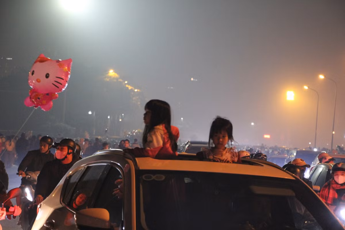 Đông đảo trẻ em được phụ huynh đưa đến đây để ngắm pháo hoa và cùng nhau đón chào năm mới.