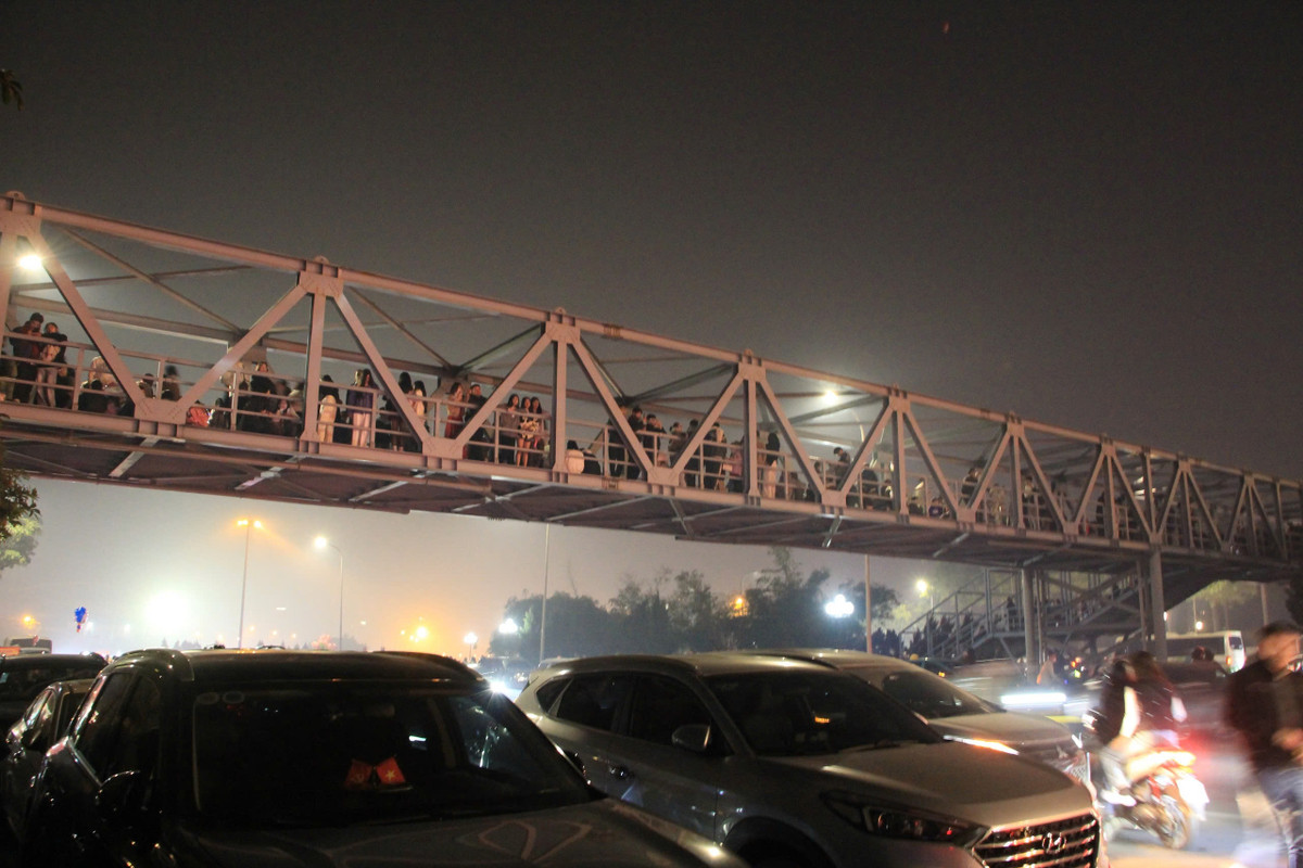 Cầu vượt đường Lê Quang Đạo bị chiếm dụng làm chỗ tụ tập ăn uống, vui chơi chờ đón pháo hoa.