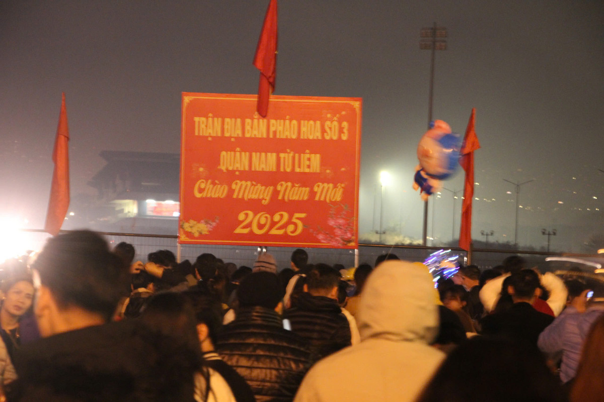 Khu vực bắn pháo hoa đã được vây kín dù chưa đến giờ khai màn.