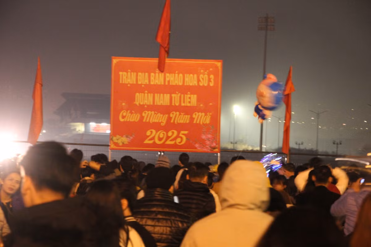 Khu vực bắn pháo hoa đã được vây kín dù chưa đến giờ khai màn.