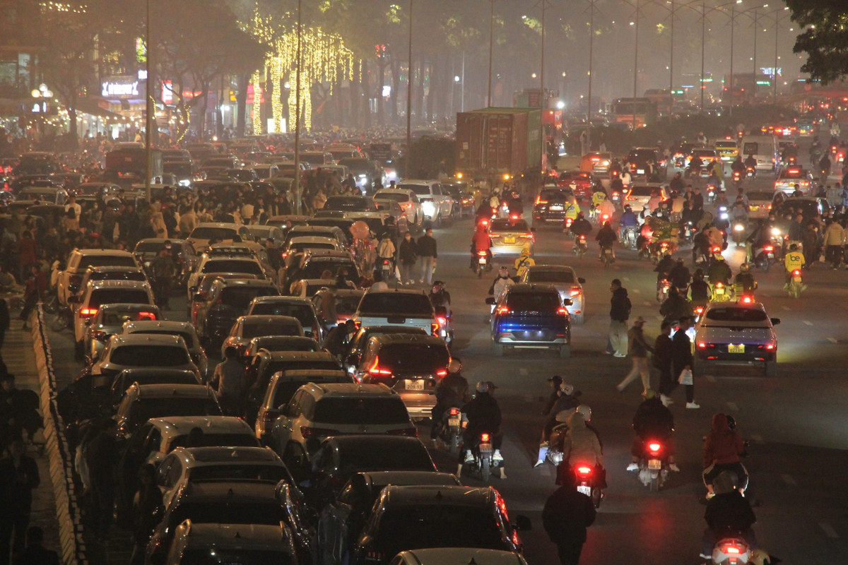 Ghi nhận của PV Báo Tri thức và Cuộc sống, từ 20h tối 31/12/2024, hàng nghìn người nối đuôi nhau đổ về khu vực Sân vận động Mỹ Đình để chờ đón màn bắn pháo hoa chào đón năm mới 2025.