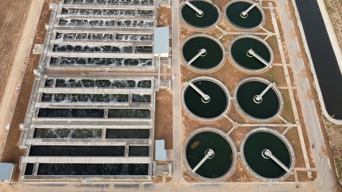 Mới đây, tại buổi làm việc của Tổng Bí thư Tô Lâm với Ban Thường vụ Thành ủy Hà Nội, Chủ tịch UBND thành phố Hà Nội Trần Sỹ Thanh cho biết, để giải quyết vấn đề ô nhiễm môi trường, thành phố đã quan tâm quyết liệt chỉ đạo vấn đề xử lý ô nhiễm nước thải. 