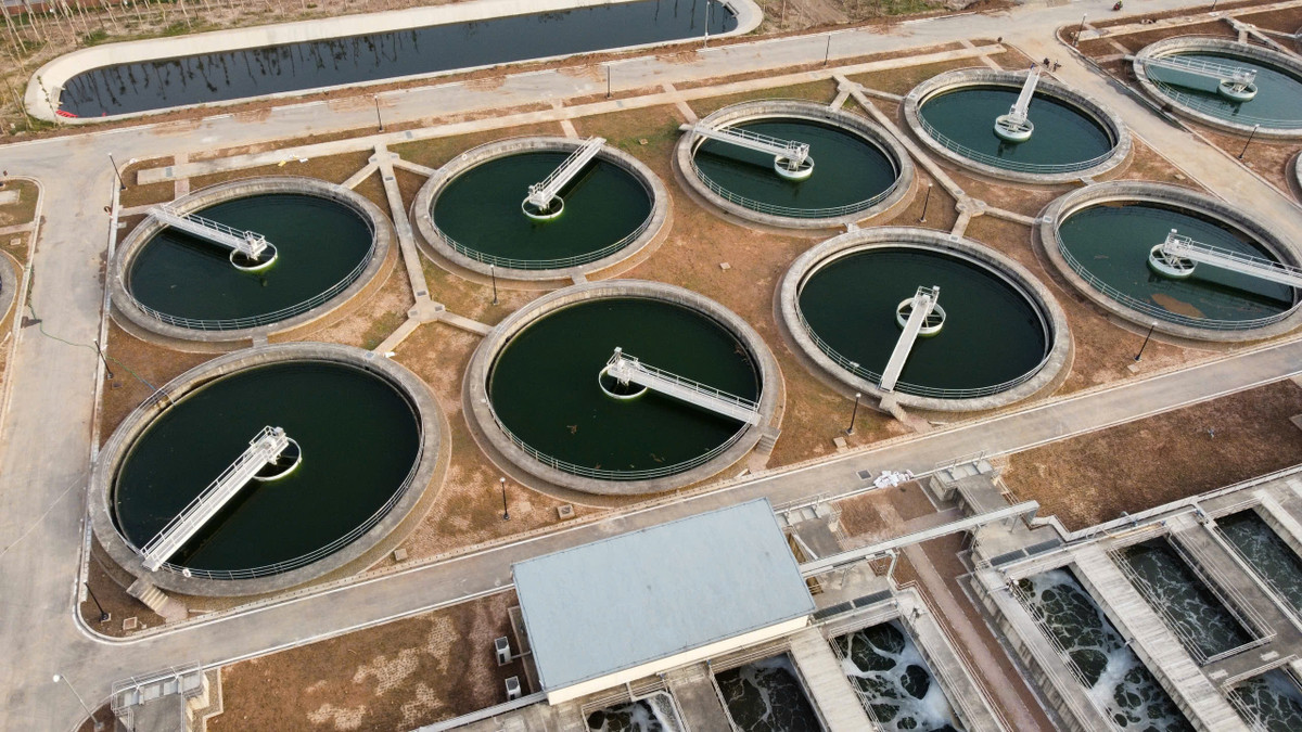 Đến nay, thành phố đã có 6 nhà máy/trạm xử lý nước thải tập trung theo Quy hoạch thoát nước Thủ đô được đầu tư xây dựng và đưa vào vận hành, chủ yếu tập trung tại vùng đô thị trung tâm phía Nam sông Hồng - lưu vực sông Tô Lịch và một phần lưu vực Tả Nhuệ với tổng công suất xử lý là 314.300 m3/ngày đêm; đạt tỷ lệ 30,9% nước thải được thu gom và xử lý đạt tiêu chuẩn, quy chuẩn kỹ thuật. 