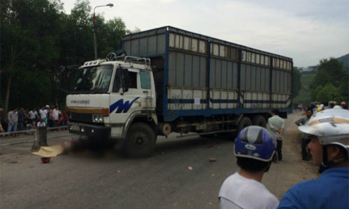 14. Xe chở dăm gỗ tông chết 4 người trong một gia đình Khoảng 17h30 phút ngày 19/6, tại Quốc lộ 24, đoạn qua thôn Hóc Kè, xã Ba Động, huyện Ba Tơ, Quảng Ngãi, ô tô chở dăm gỗ biển số 76K-5057 bất ngờ tông vào xe máy do anh Lê Văn Diệp (36 tuổi), chở vợ là Trần Việt Nhật (30 tuổi), cùng 2 con nhỏ là Lê Trần Trâm Anh (7 tuổi) và Lê Quốc Thái (4 tuổi). Vụ tai nạn làm cả 4 người trong gia đình anh Diệp tử vong.