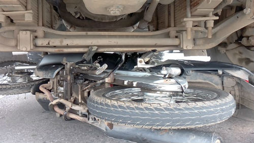 4. Xe tải cuốn xe máy vào gầm, 2 người tử vong tại chỗ Khoảng 9h sáng 15/6, một chiếc xe máy chở 2 người đang đi trên cầu Bãi Cháy (Tp. Hạ Long, tỉnh Quảng Ninh) bị xe tải đi phía sau cuốn vào gầm khiến 2 người tử vong tại chỗ. Trước khi xảy ra vụ tai nạn, chiếc xe tải chạy với tốc độ khá nhanh.