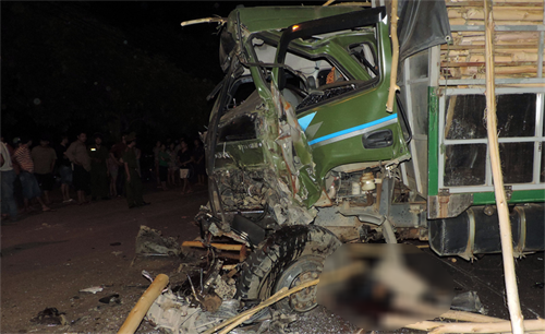 2. Mô tô đấu đầu xe tải, xác 2 thanh niên biến dạng Khoảng 22h40 ngày 14/6, tại Quốc lộ IA, thuộc địa phận khu phố An Ninh, thị trấn Ngô Mây, huyện Phù Cát, tỉnh Bình Định, xe mô tô BKS 77X7-2612 của Trần Trung Định (22 tuổi) và Trần Văn Tuấn (18 tuổi) khi vượt qua xe tải BKS 78C-022.90 đã đâm thẳng vào ô tô tải BKS 77C-075.44. Vụ tai nạn làm Định và Tuấn tử vong tại chỗ.