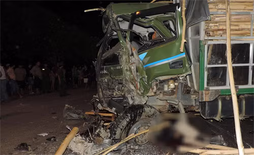 2. Mô tô đấu đầu xe tải, xác 2 thanh niên biến dạng Khoảng 22h40 ngày 14/6, tại Quốc lộ IA, thuộc địa phận khu phố An Ninh, thị trấn Ngô Mây, huyện Phù Cát, tỉnh Bình Định, xe mô tô BKS 77X7-2612 của Trần Trung Định (22 tuổi) và Trần Văn Tuấn (18 tuổi) khi vượt qua xe tải BKS 78C-022.90 đã đâm thẳng vào ô tô tải BKS 77C-075.44. Vụ tai nạn làm Định và Tuấn tử vong tại chỗ.