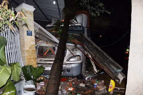 5. Kinh hoàng xe container lao vào nhà dân Khoảng 22h tối 15/6, chiếc đầu kéo biển số 57M-2139 chở một container hàng loại 40feet, lưu thông trên đường Hoàng Hữu Nam (P.Long Thạnh Mỹ, Q.9, TPHCM) ra Quốc lộ 1 thì bất ngờ mất lái khiến chiếc xe kéo đổ mái nhà của quán tạp hóa địa chỉ 336 Hoàng Hữu Nam. Chiếc xe đâm gãy một góc cây dừa rồi tiếp tục lao vào một quán ăn và chỉ dừng lại khi đâm vào trụ cổng của quán ăn này. Rất may không ai bị thương.