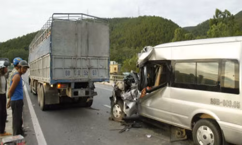 15. Tai nạn giao thông nghiêm trọng, 8 người thương vong Khoảng 5h sáng 20/5, tại QL 1 đoạn K437+460 địa bàn xã Nghi Yên, huyện Nghi Lộc, xe khách chở 13 khách du lịch bất ngờ tông vào đuôi ô tô tải BKS 88C-052.63 đang dừng do hỏng lốp. Cú va chạm khiến một hành khách tử vong tại chỗ, 8 người khác bị thương, trong đó, tài xế đang trong tình trạng nguy kịch.