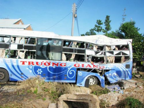 6. Xe khách va chạm container, 6 người thương vong Khoảng 8h ngày 16/6, tại km 237+100 Quốc lộ 18A thuộc địa phận thôn 7, xã Đường Hoa, huyện Hải Hà tỉnh Quảng Ninh, ô tô khách BKS 14B-00363 do ông Tô Xuân Liêm (SN 1957) điều khiển đã va chạm với container BKS 14C-11446 kéo theo rơmóc. Vụ va chạm khiến lái xe khách tử vong tại chỗ, 5 hành khách bị thương đã được đưa đi cấp cứu.