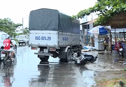 8. Xe tải đâm liên tiếp 3 xe máy, 4 người nhập viện cấp cứu Vào khoảng 15h ngày 16/6, tại quốc lộ 1A (đoạn gần cầu Đường Chừa thuộc ấp Tân Hưng, xã Tân Hạnh, H.Long Hồ (Vĩnh Long), do không làm chủ được tốc độ khi vượt một xe tải khác, xe tải BKS 65C-02429 đã va chạm với 3 xe máy đi chiều ngược lại. Hậu quả, 4 người đi trên xe máy bị thương nặng.