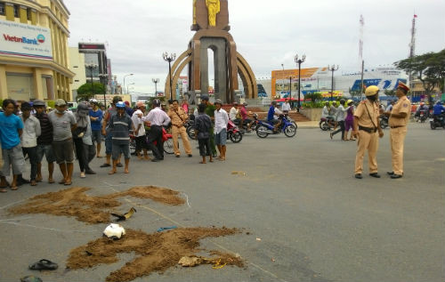 13. Đi đám tang em trai, anh bị đâm chết Khoảng 10h30 ngày 19/6, tại Ngã năm vòng xoay tượng đài (trên tuyến QL 1A, đoạn qua phường 7, Tp. Cà Mau, tỉnh Cà Mau) ông Lê Văn Điệp (56 tuổi, trú tại Kiên Giang) điều khiển xe máy đã bị xe tải chạy phía sau ôm cua cùng chiều cán lên người. Vụ tai nạn khiến ông Điệp tử vong tại chỗ. Được biết, khi đó ông Điệp và người thân vừa sang Tp. Cà Mau dự đám tang người em trai về.
