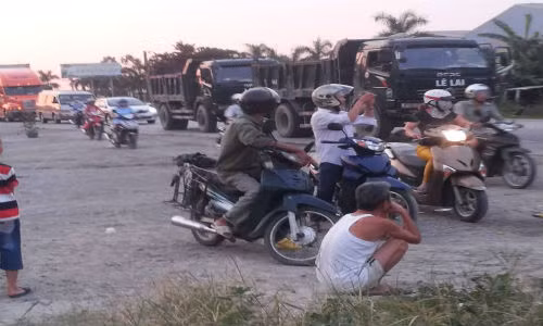 Xe giuong nam lat giua duong khien nhieu nguoi hoang loan