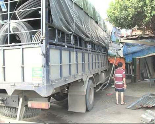 10. Buồn ngủ, tài xế lái xe tông vào nhà dân. Khoảng 3h20 ngày 26/6, trên tuyến quốc lộ 1, đoạn qua địa phận ấp Tân Bắc, xã Bình Minh (huyện Trảng Bom, Đồng Nai), một xe tải 20 tấn chở vỏ xe ô tô bất ngờ tông vào dải phân cách vào 2 căn nhà liền kề của một người dân khiến toàn bộ mái hiên bán tạp hóa bị hư hỏng. Nguyên nhân được xác định là do tài xế ngủ gật.