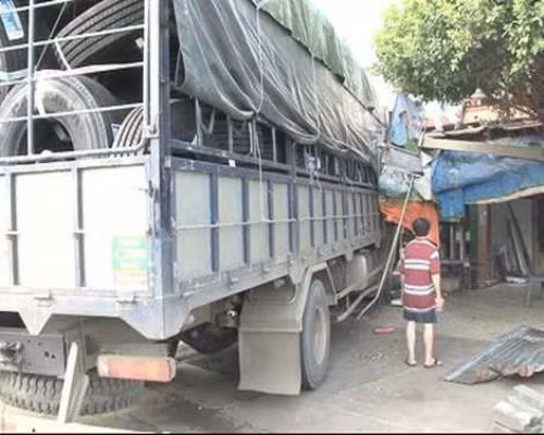 10. Buồn ngủ, tài xế lái xe tông vào nhà dân. Khoảng 3h20 ngày 26/6, trên tuyến quốc lộ 1, đoạn qua địa phận ấp Tân Bắc, xã Bình Minh (huyện Trảng Bom, Đồng Nai), một xe tải 20 tấn chở vỏ xe ô tô bất ngờ tông vào dải phân cách vào 2 căn nhà liền kề của một người dân khiến toàn bộ mái hiên bán tạp hóa bị hư hỏng. Nguyên nhân được xác định là do tài xế ngủ gật.